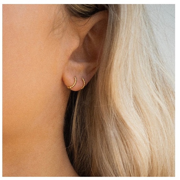 Mini Continuous Beaded Huggies - Picture 2 of 3